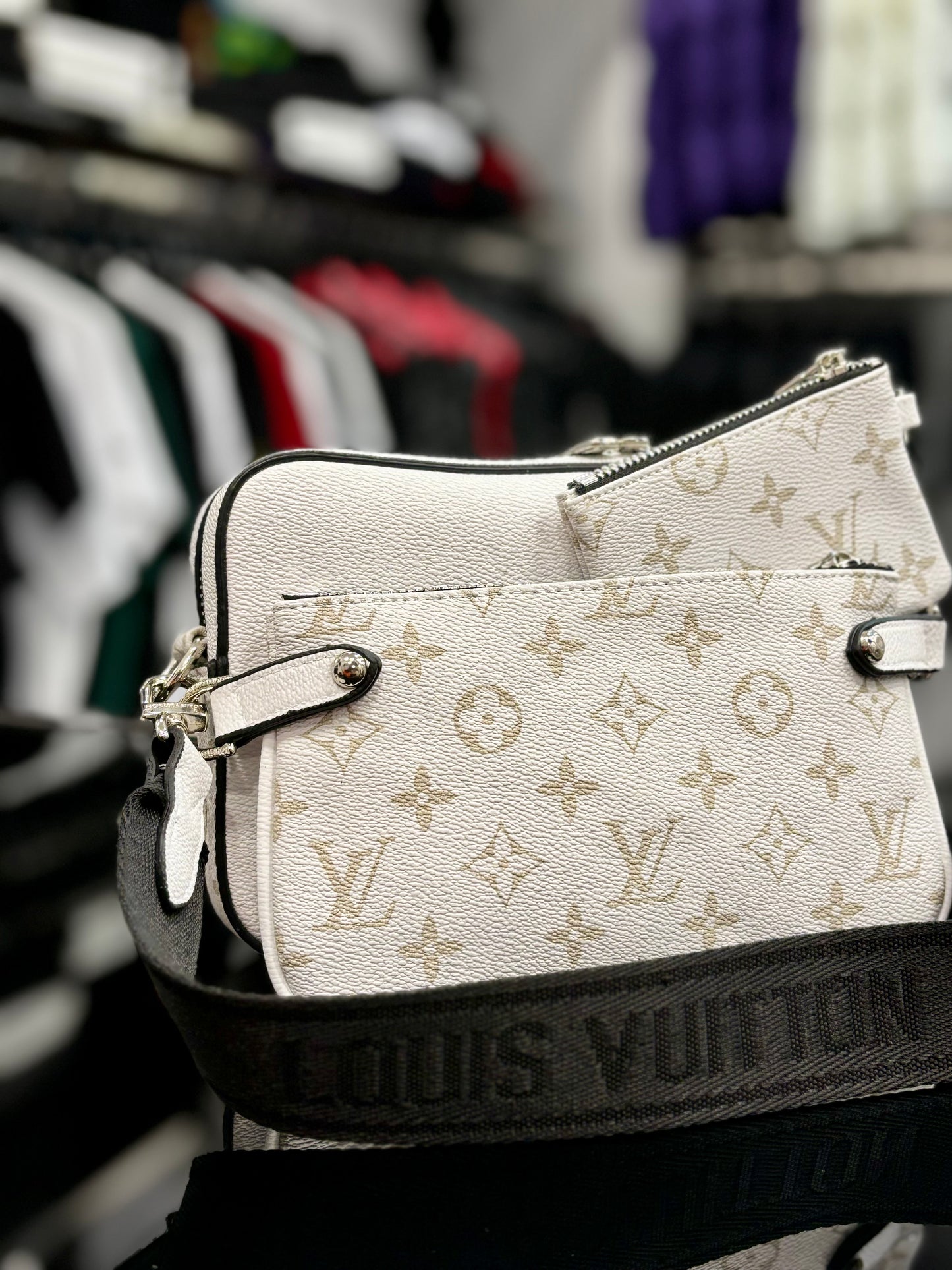 Louis Vuitton White τσαντάκι ωμού/χιαστί