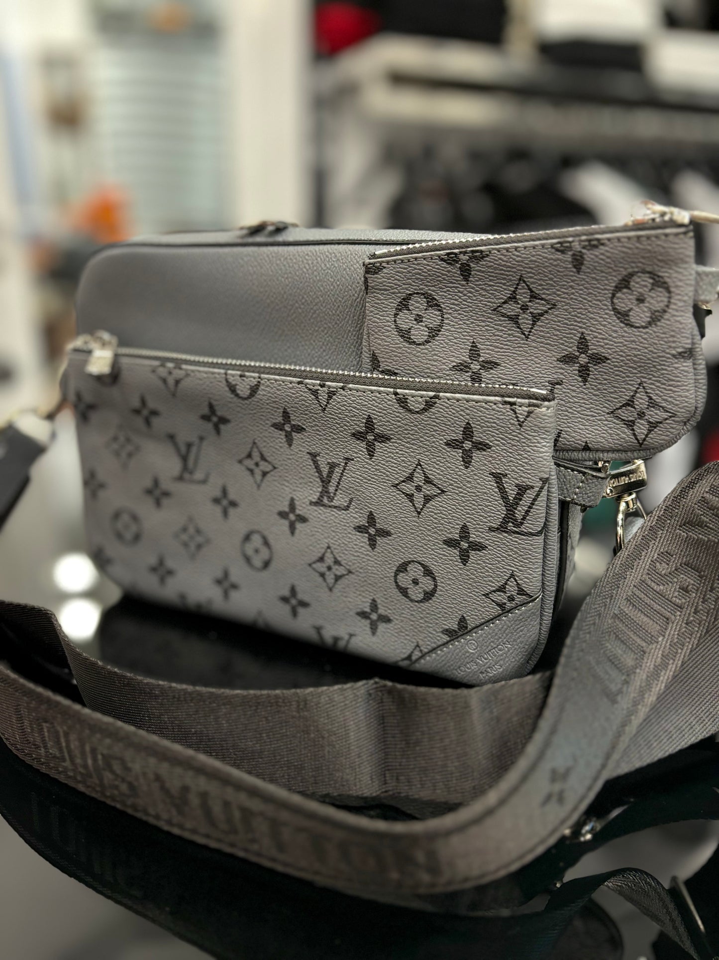 Louis Vuitton Trio Gray τσαντάκι ωμού/χιαστί