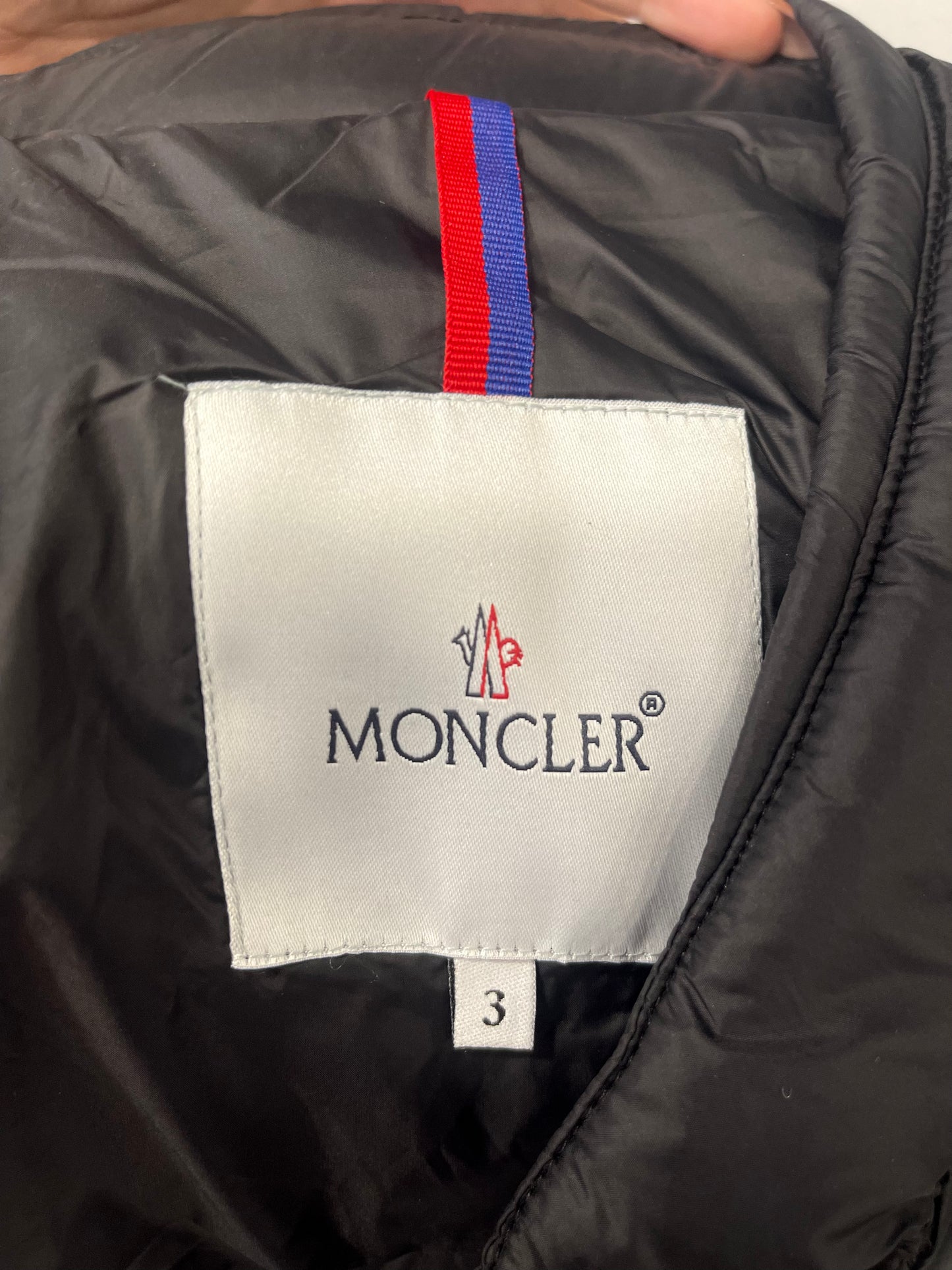 Moncler αμάνικο μπουφάν