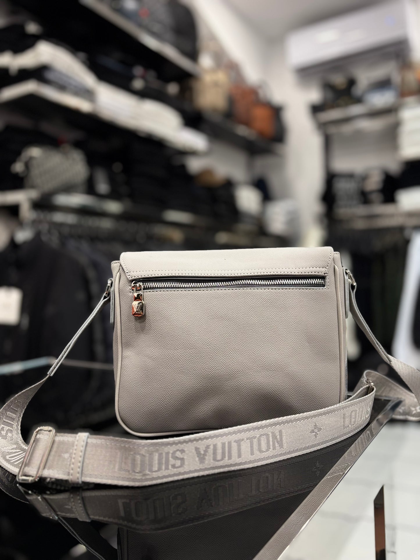 Louis Vuitton grey bag ώμου/χιαστί