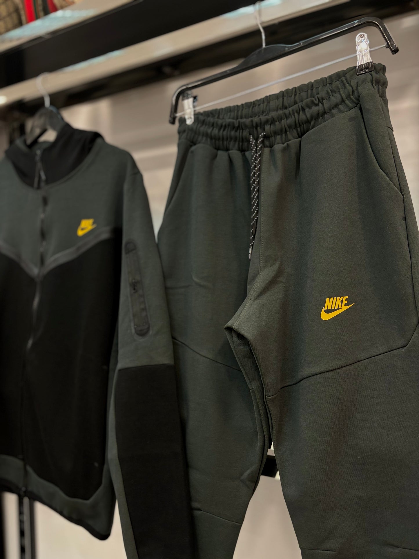 Nike Sportswear Tech Fleece black/khaki