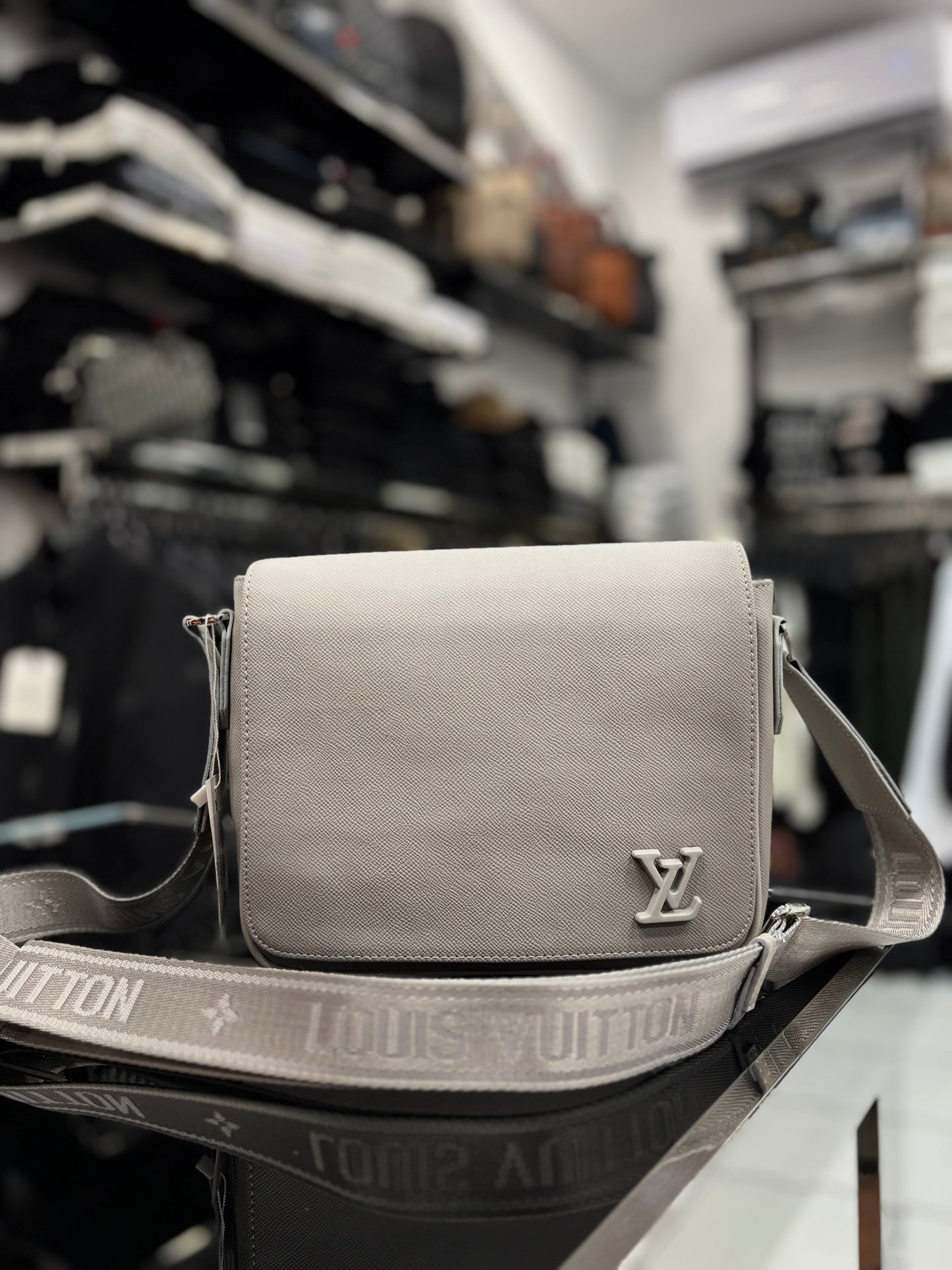 Louis Vuitton grey bag ώμου/χιαστί