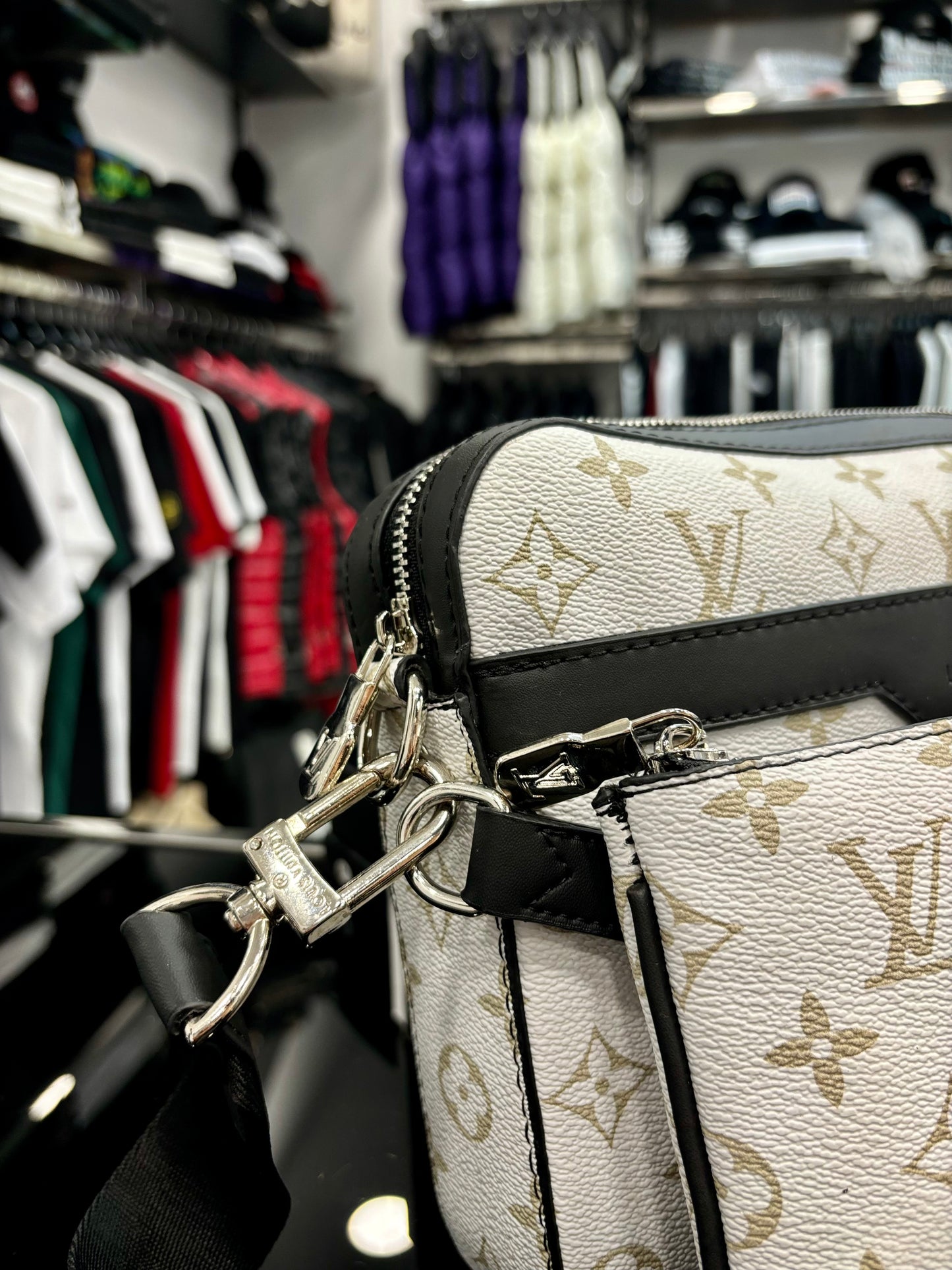 Louis Vuitton White τσαντάκι ωμού/χιαστί