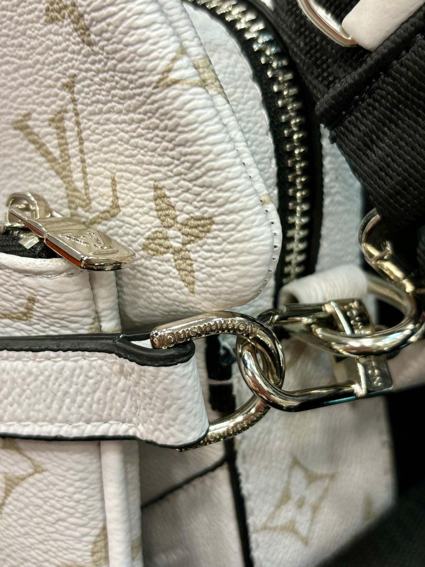 Louis Vuitton White τσαντάκι ωμού/χιαστί