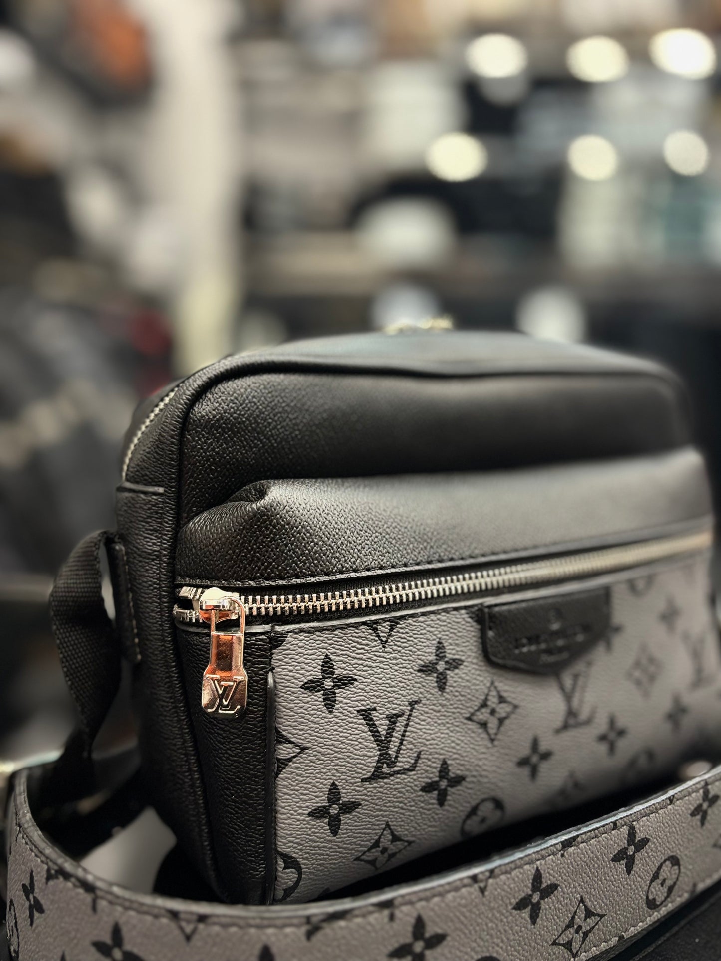 Louis Vuitton black-grey bag ώμου/χιαστ