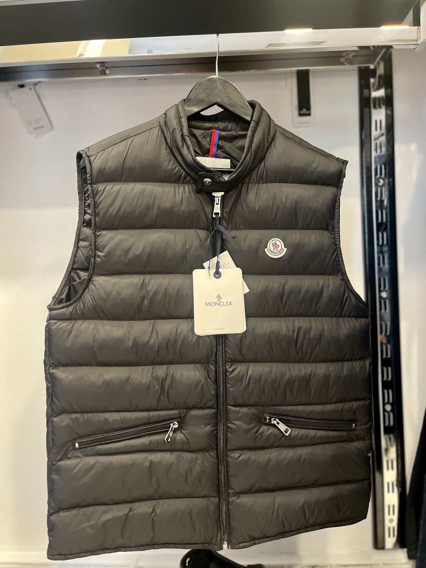 Moncler αμάνικο μπουφάν