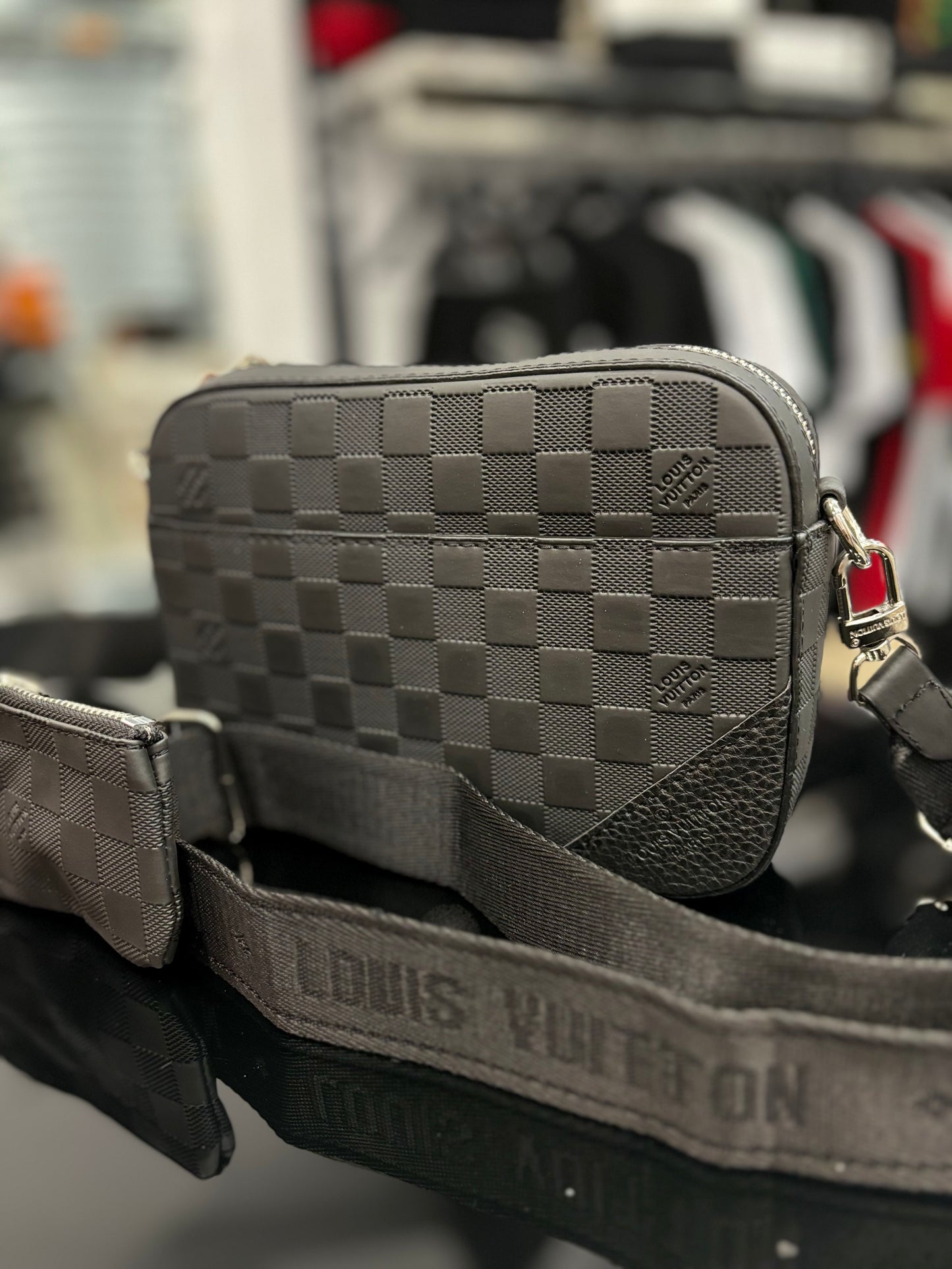 Louis Vuitton Black τσαντάκι ωμού/χιαστί