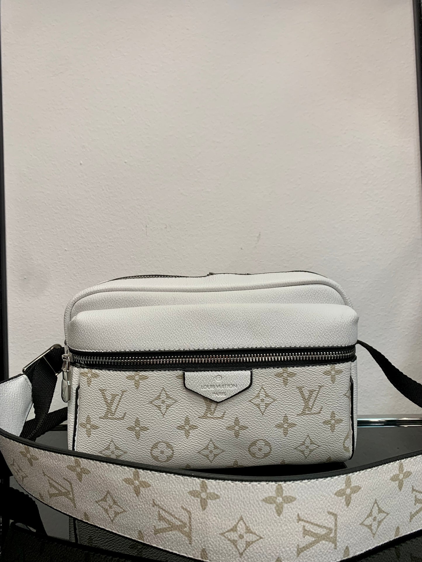 Louis Vuitton White τσαντάκι ωμού/χιαστί