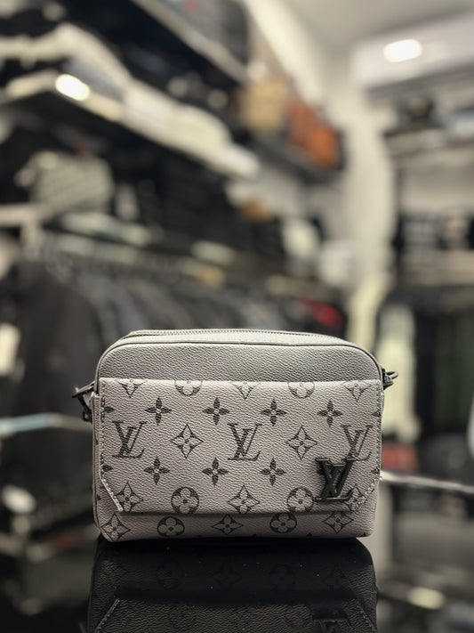 Louis Vuitton grey bag ώμου/χιαστί