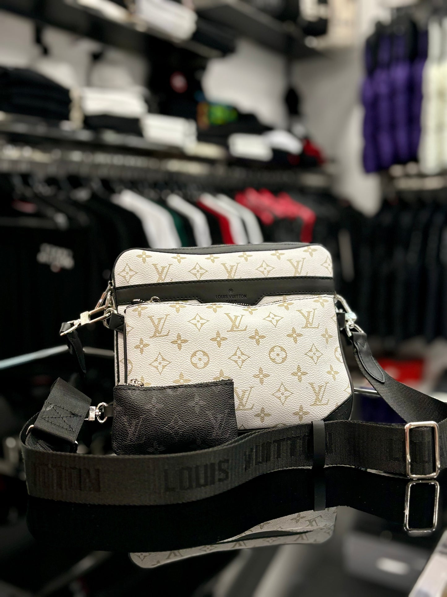 Louis Vuitton White τσαντάκι ωμού/χιαστί