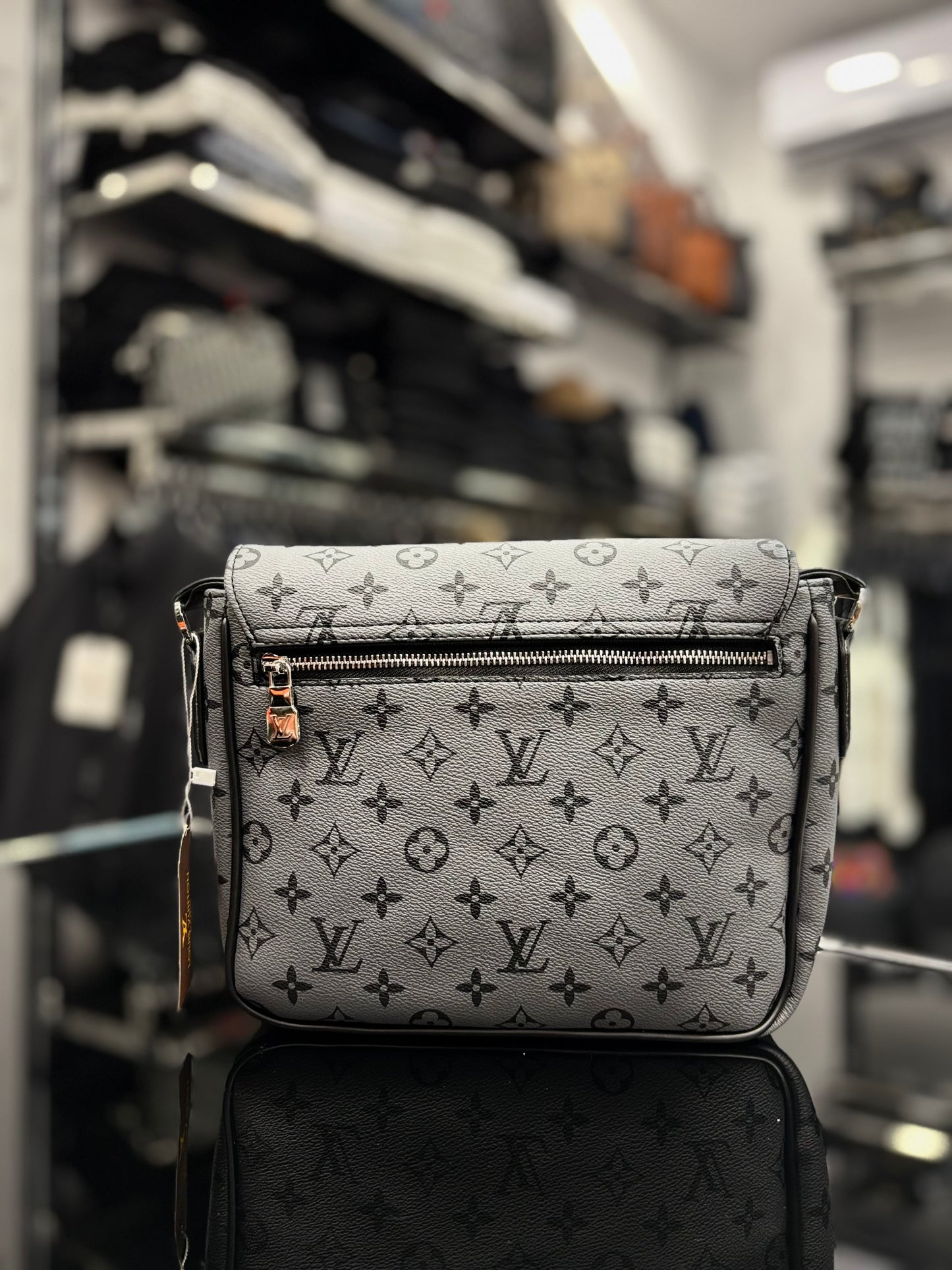 Louis Vuitton grey bag ώμου/χιαστί