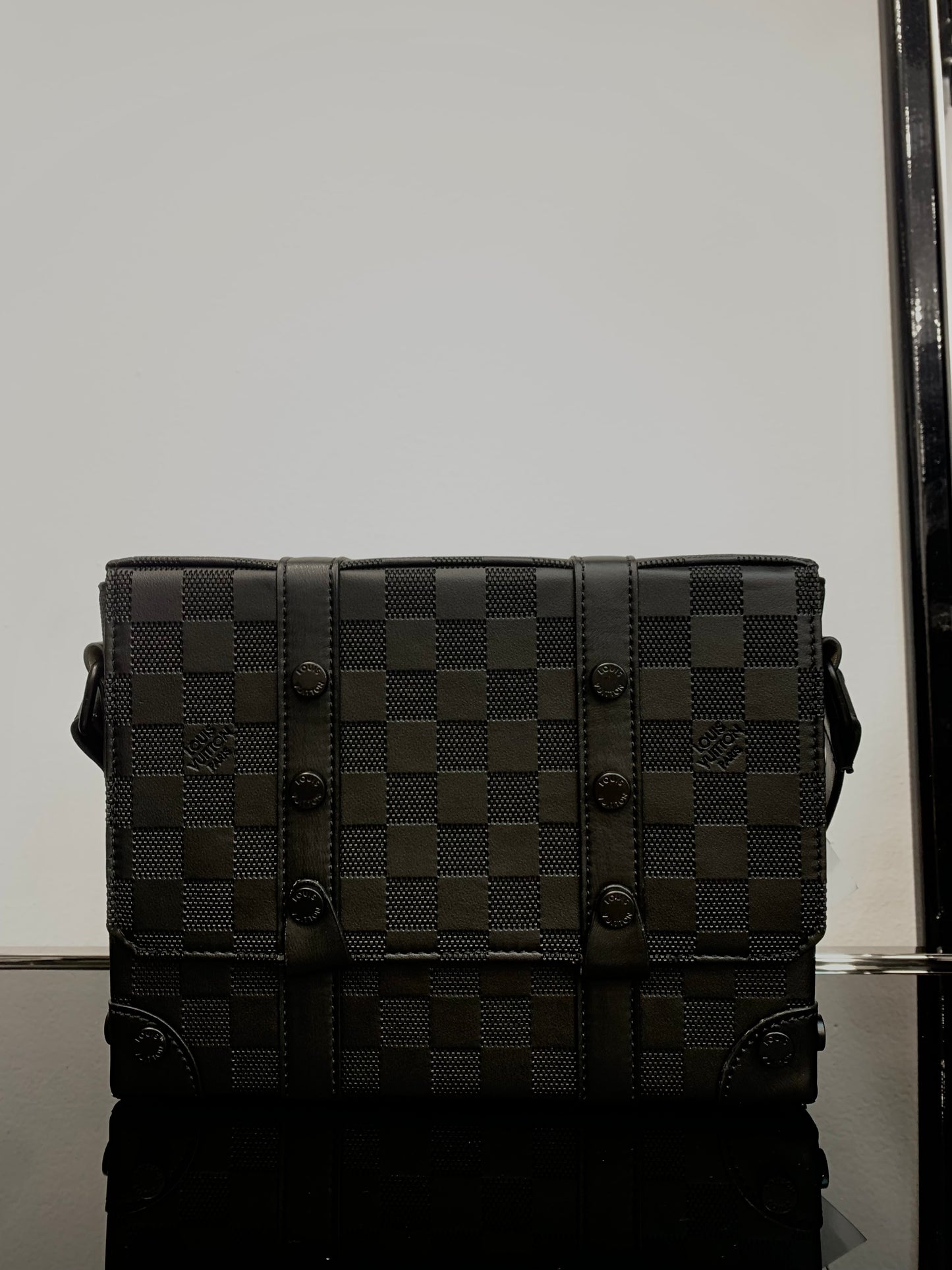 Louis Vuitton Black τσαντάκι ωμού/χιαστί