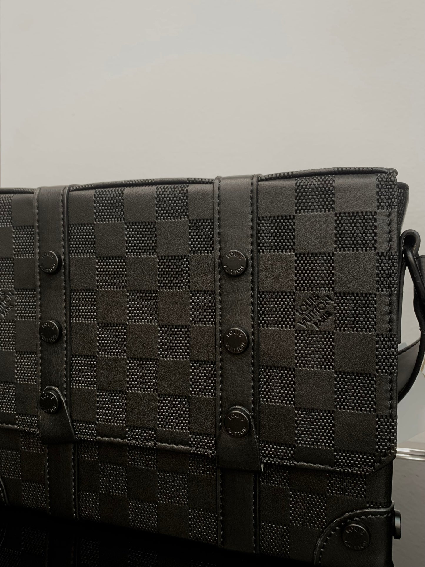 Louis Vuitton Black τσαντάκι ωμού/χιαστί