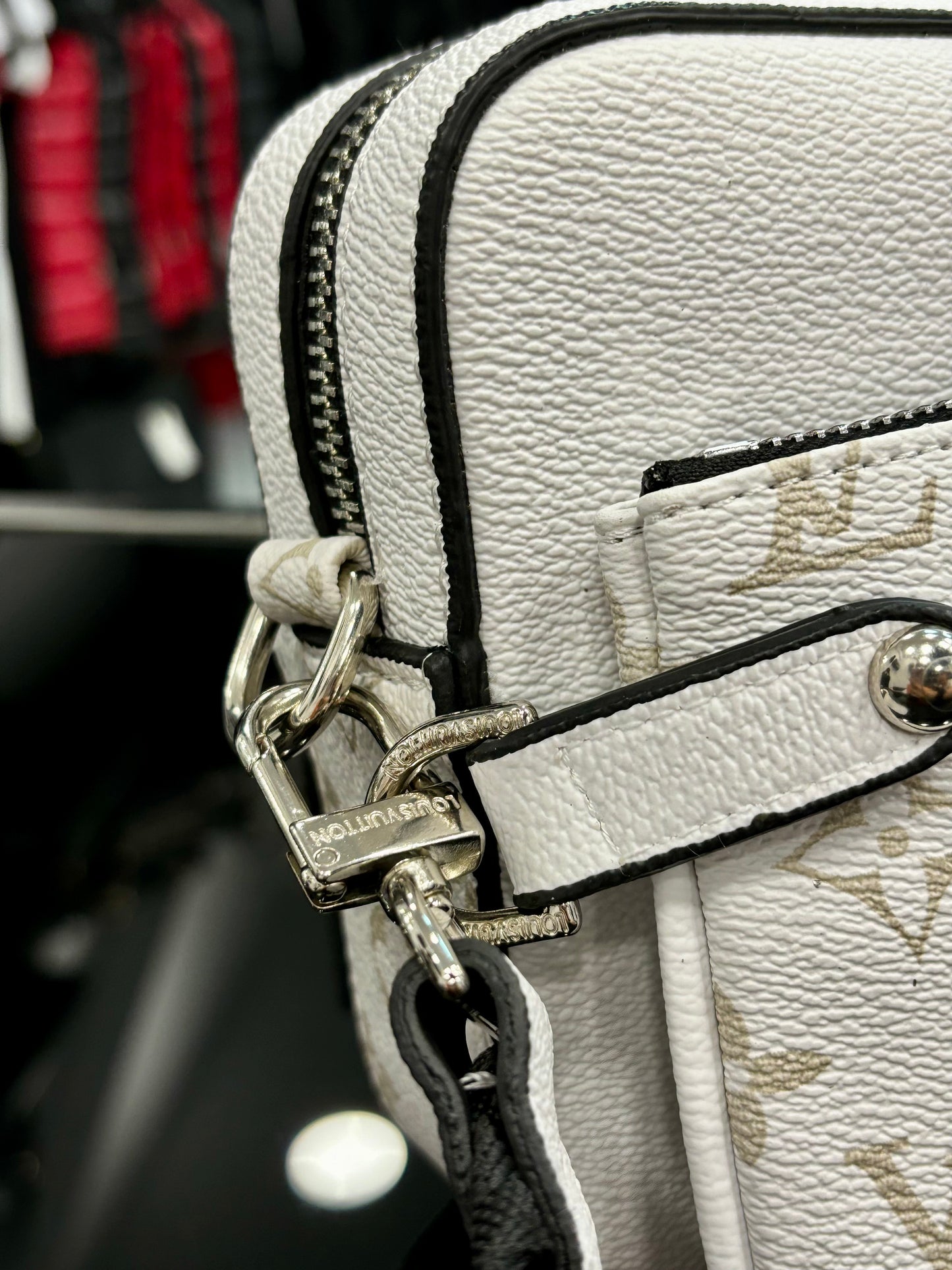 Louis Vuitton White τσαντάκι ωμού/χιαστί