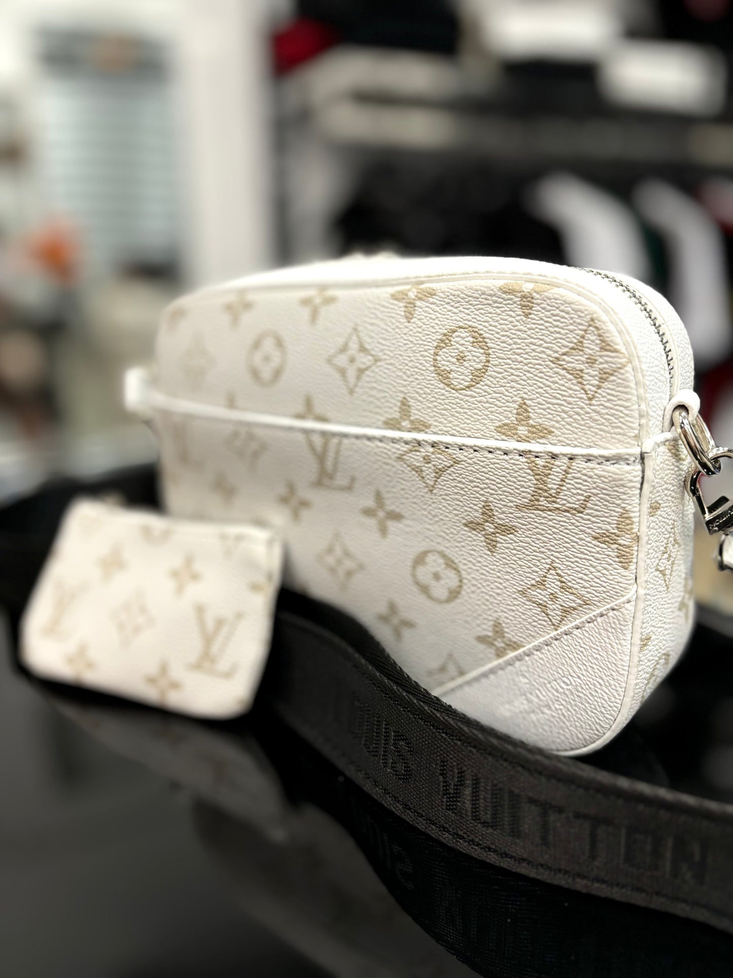 Louis Vuitton White τσαντάκι ωμού/χιαστί