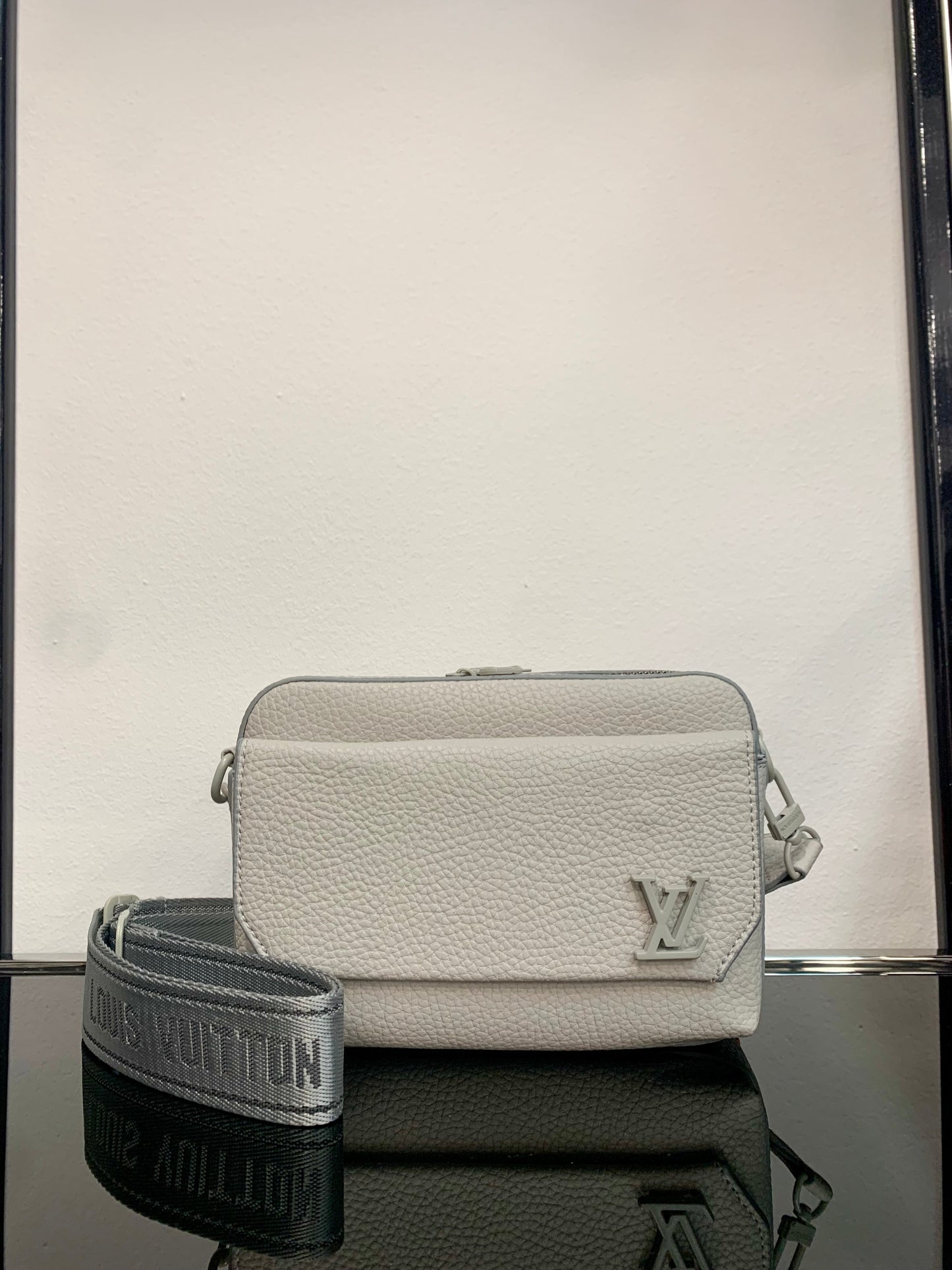 Louis Vuitton Grey τσαντάκι ωμού/χιαστί