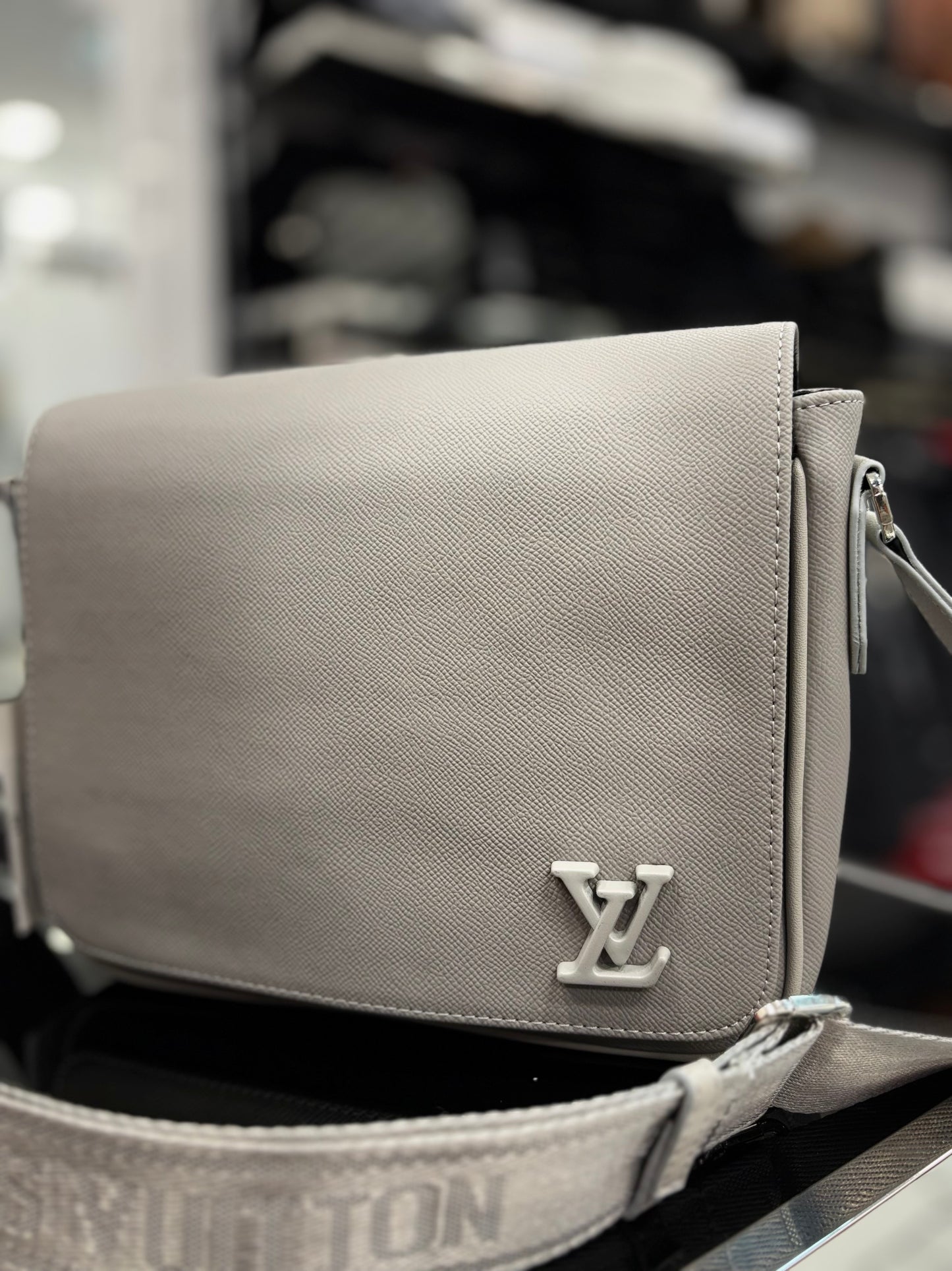 Louis Vuitton grey bag ώμου/χιαστί