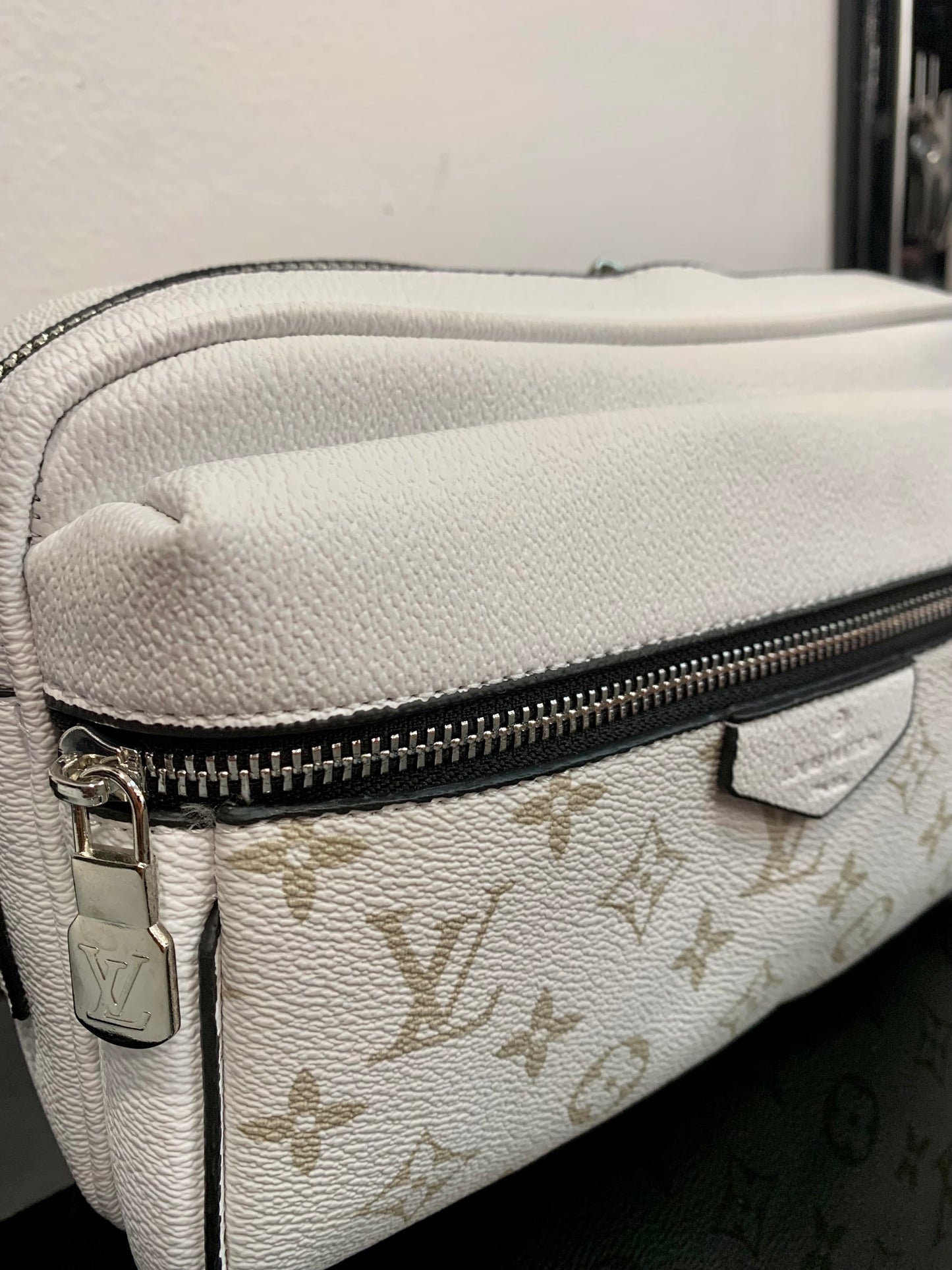 Louis Vuitton White τσαντάκι ωμού/χιαστί