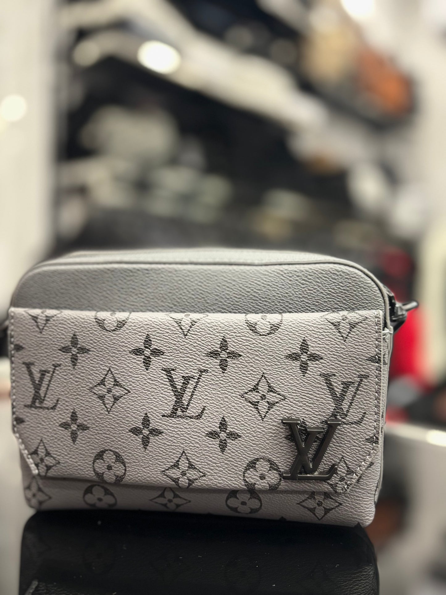 Louis Vuitton grey bag ώμου/χιαστί