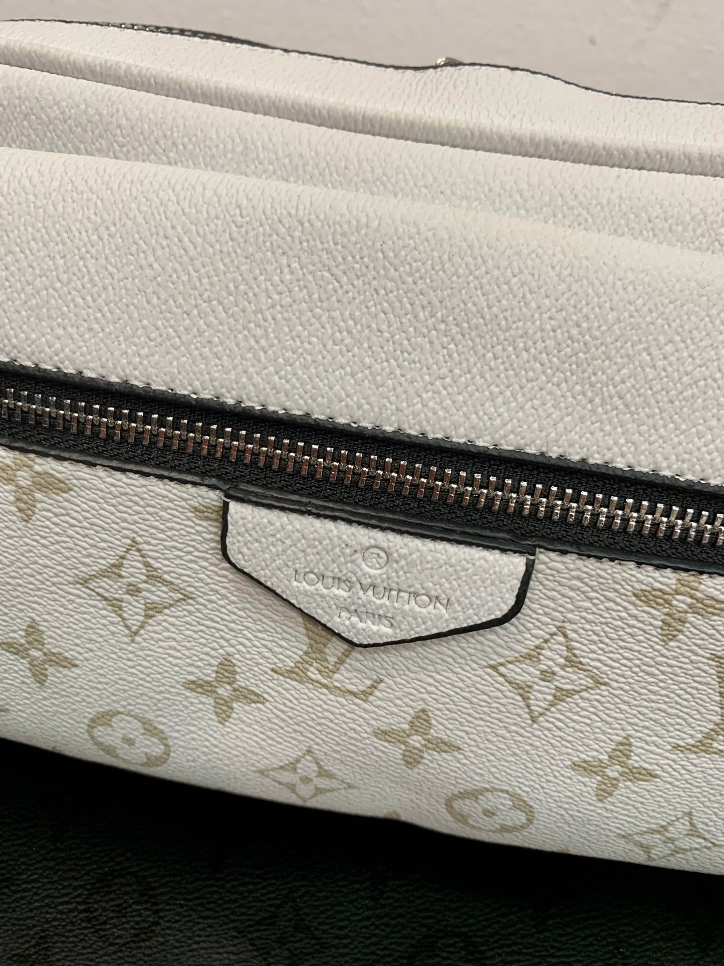 Louis Vuitton White τσαντάκι ωμού/χιαστί