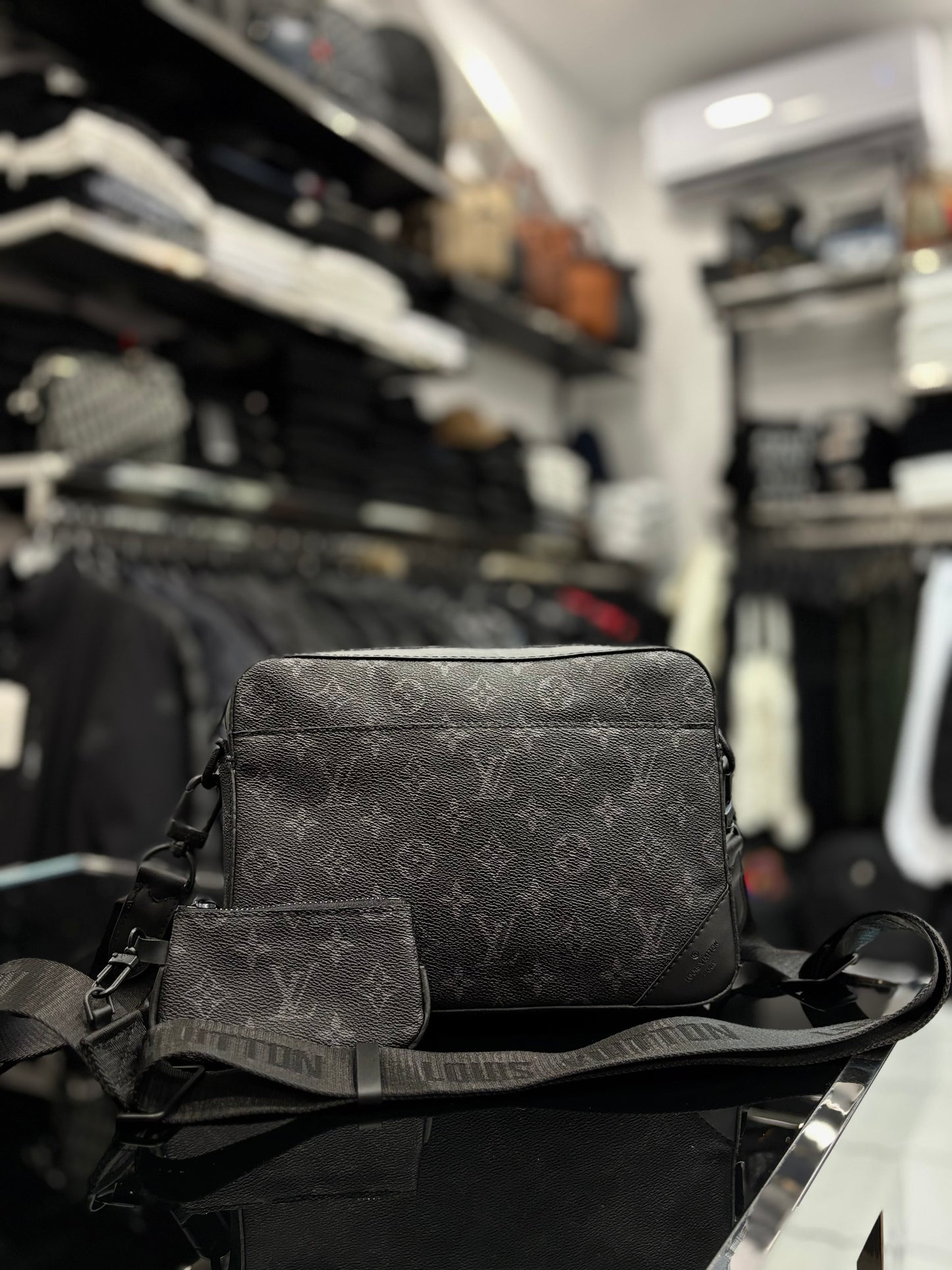 Louis Vuitton black bag ώμου/χιαστί