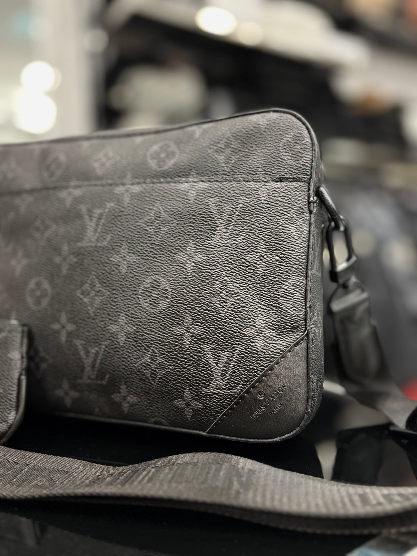 Louis Vuitton black bag ώμου/χιαστί