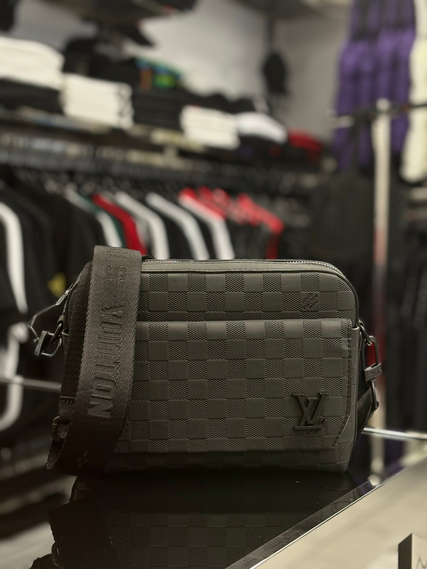 Louis Vuitton Black τσαντάκι ωμού/Χιαστί