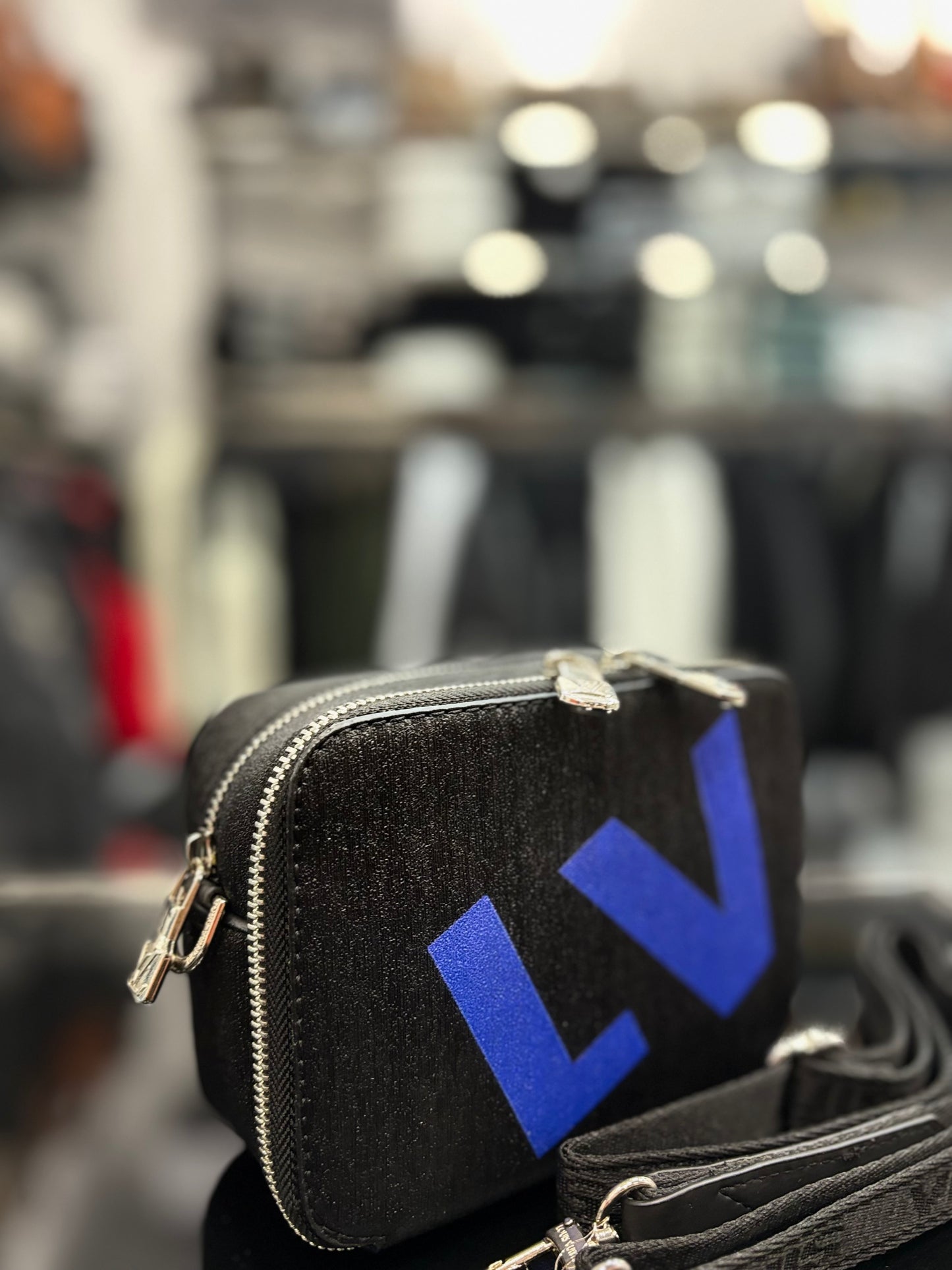 LV black bag ώμου/χιαστί