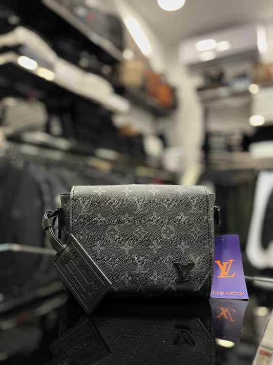 Louis Vuitton black bag ώμου/χιαστί