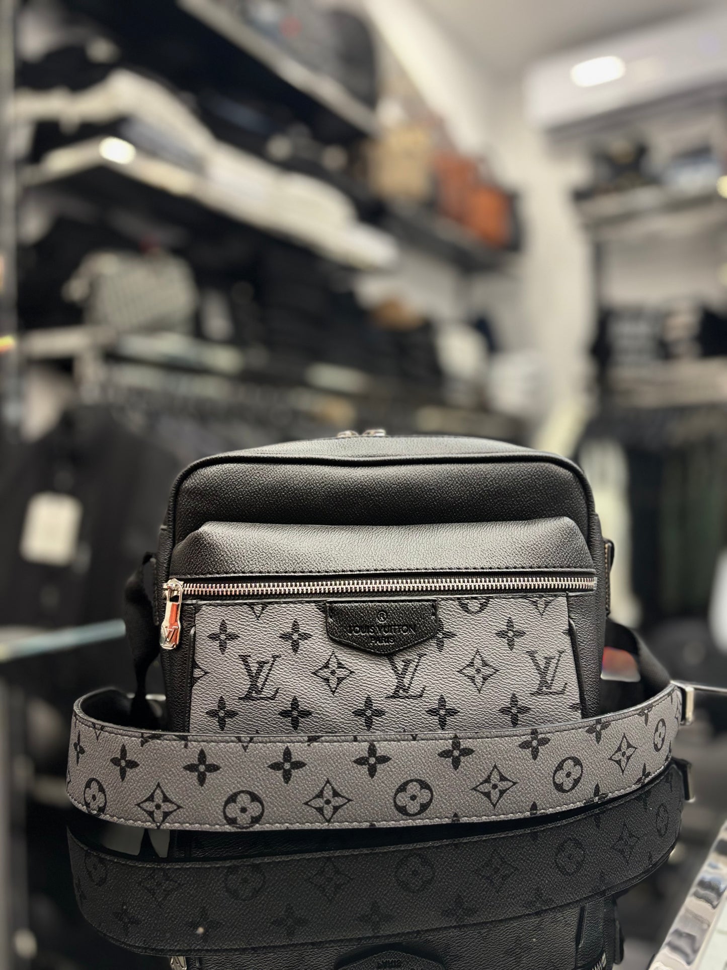 Louis Vuitton black-grey bag ώμου/χιαστ