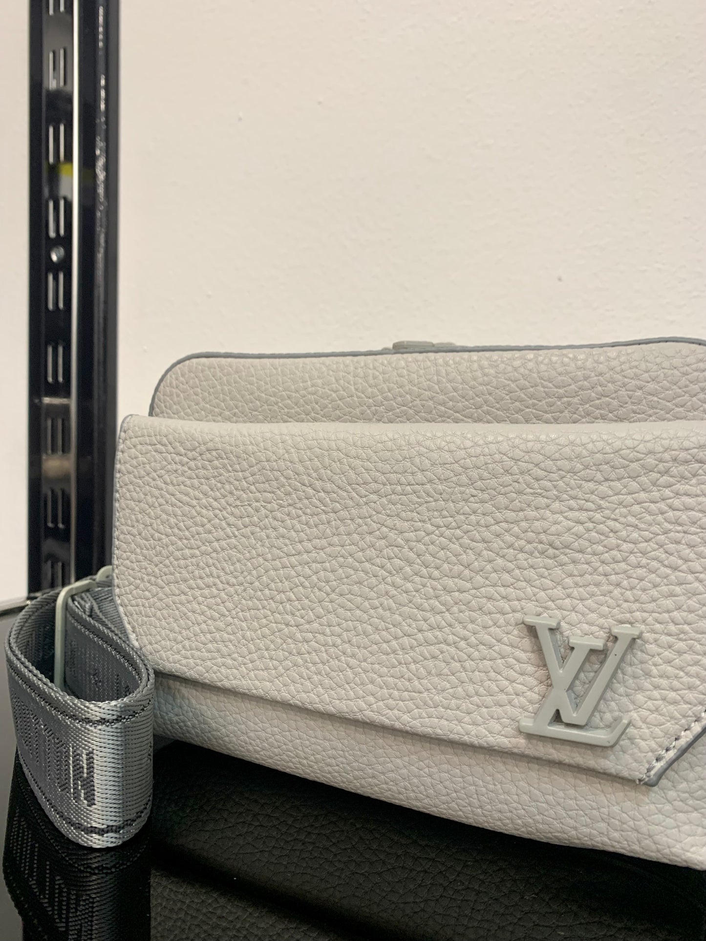 Louis Vuitton Grey τσαντάκι ωμού/χιαστί