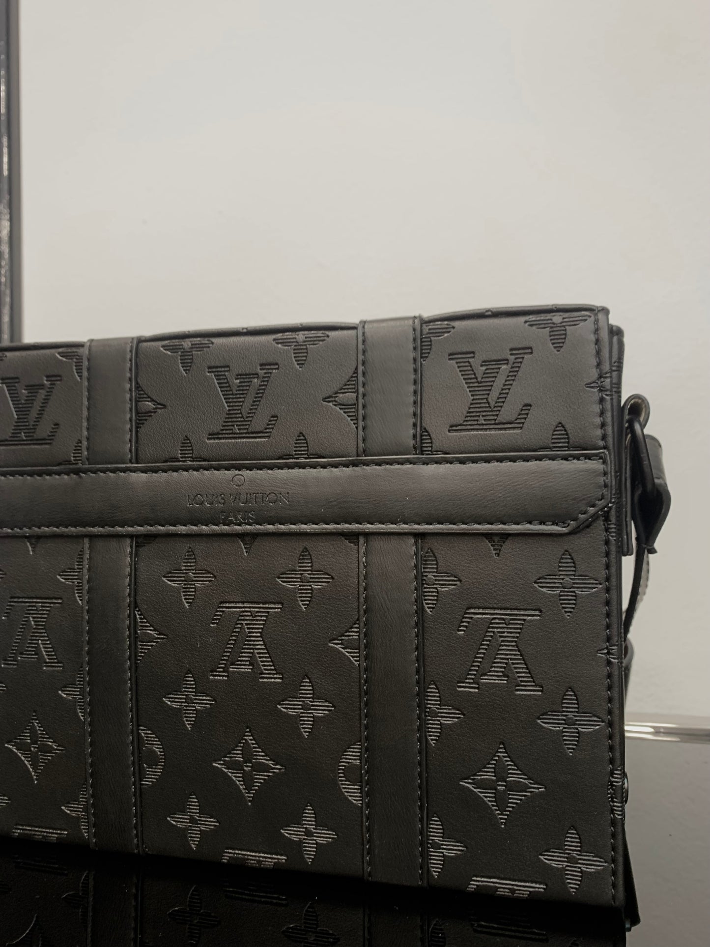 Louis Vuitton Black τσαντάκι ωμού/Χιαστί