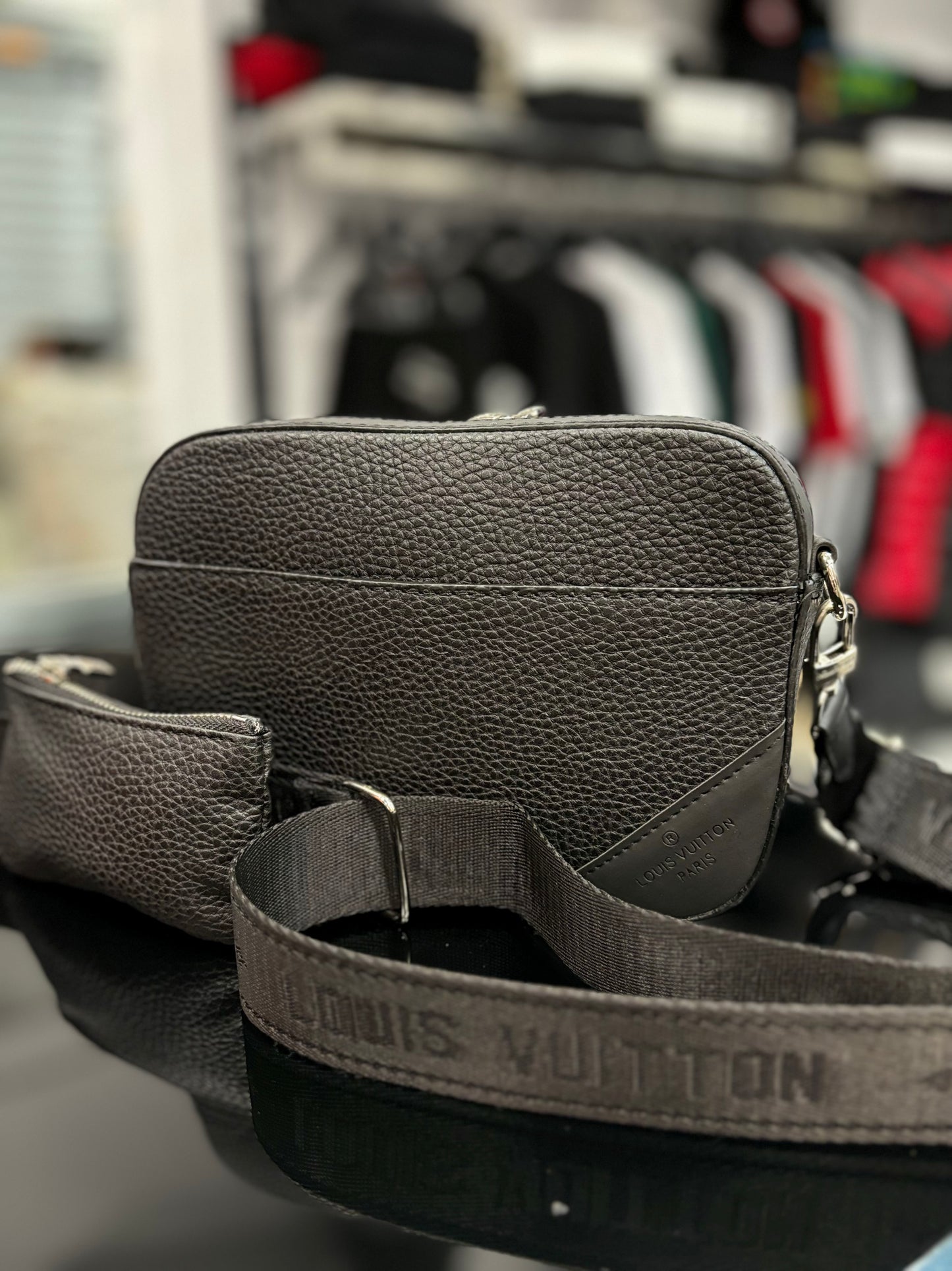 Louis Vuitton Black τσαντάκι ωμού/χιαστί